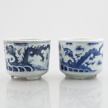 A pair of similar porcelain pots, China, Qing dynasty, 19th century.