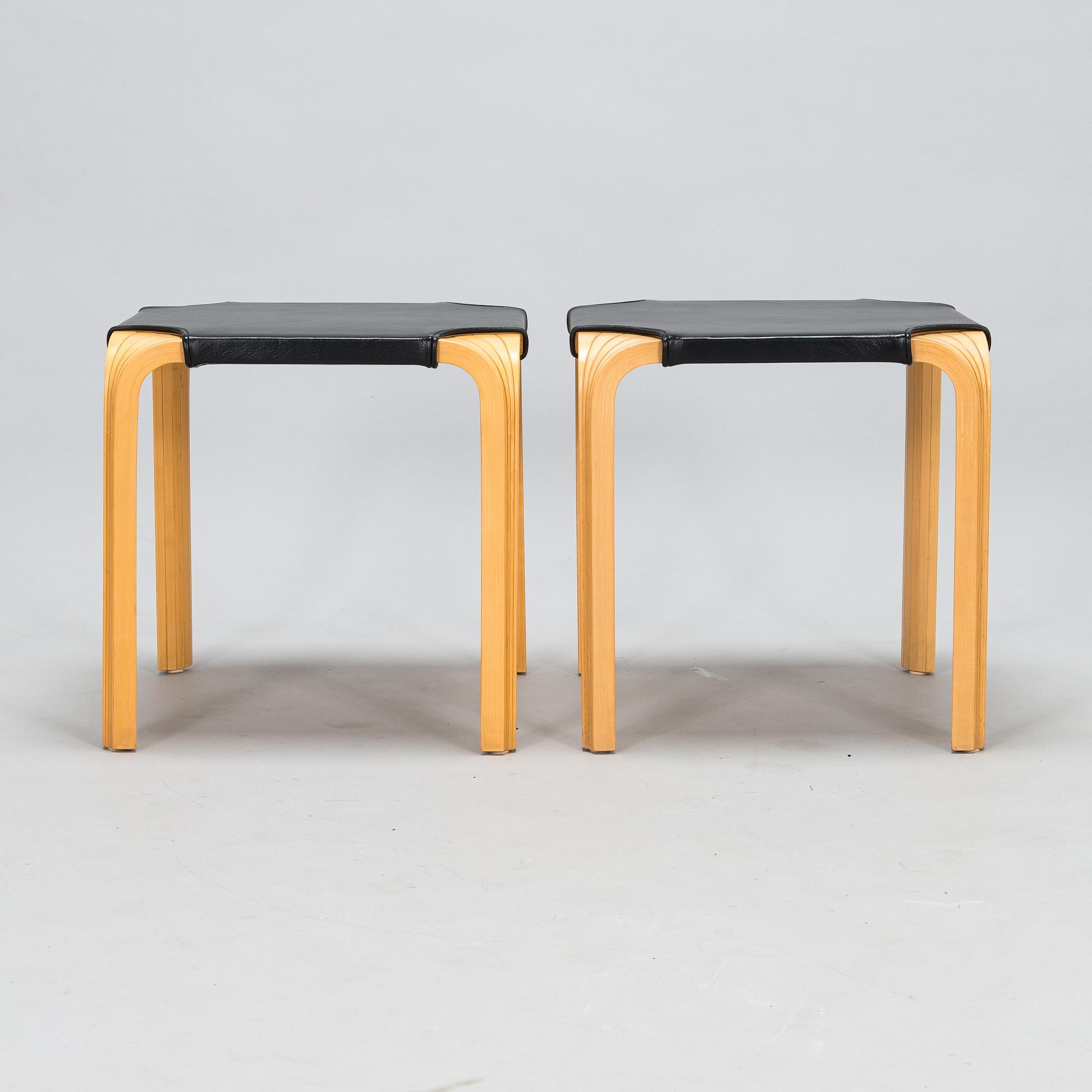 Alvar Aalto, pallar, ett par, modell X601, Artek 1900-talets senare hälft.