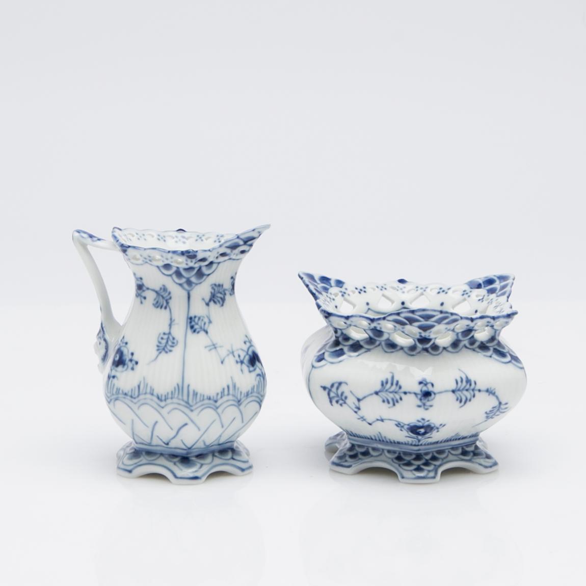 Royal Copenhagen, Service pieces, 20 pieces, porcelain, "Musselmalet helblond and halvblond", Denmark.