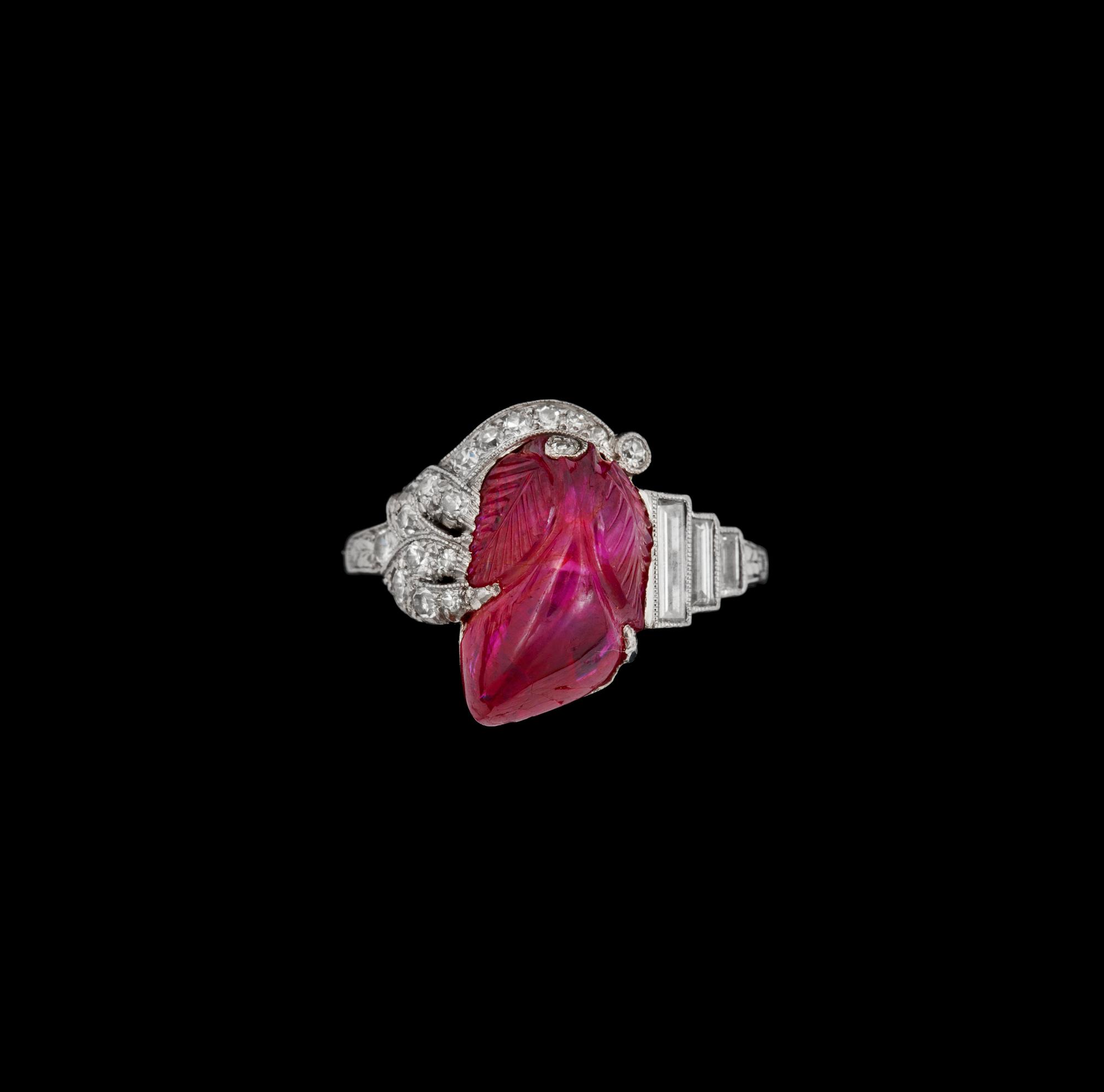 RING med snidad obehandlad Burmesisk rubin 6.02 ct samt olikslipade diamanter totalt ca 0.30 ct.