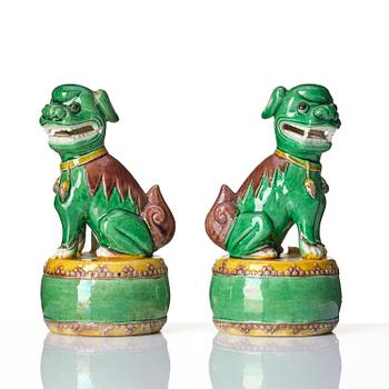 Rökelsehållare, ett par, porslin. Qingdynastin, 1800-tal.