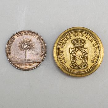 A silver medal by Daniel Fehrman, 1753 and a guilded brass box from the Stockholm art- and handicraft exhibition 1866.