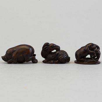 NETSUKE, tre stycken, trä. Japan, 1900-tal.