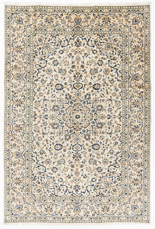 A Kashan carpet, ca 352 x 239 cm.
