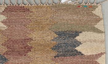 CARPET. "Nejlikan grå". Tapestry weave.  409 x 272,5 cm. Signed AB MMF BN.