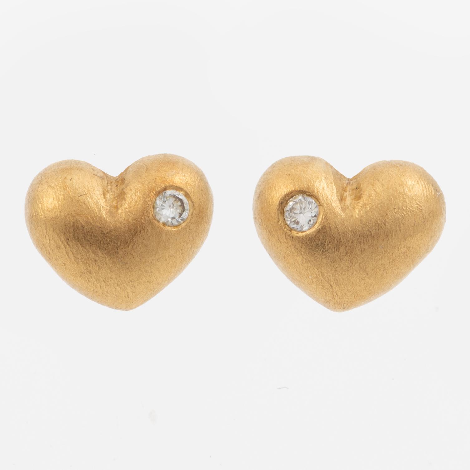 Ole Lynggaard a pair of earrings in 18K gold set with round brilliant-cut diamonds, in the shape of hearts.