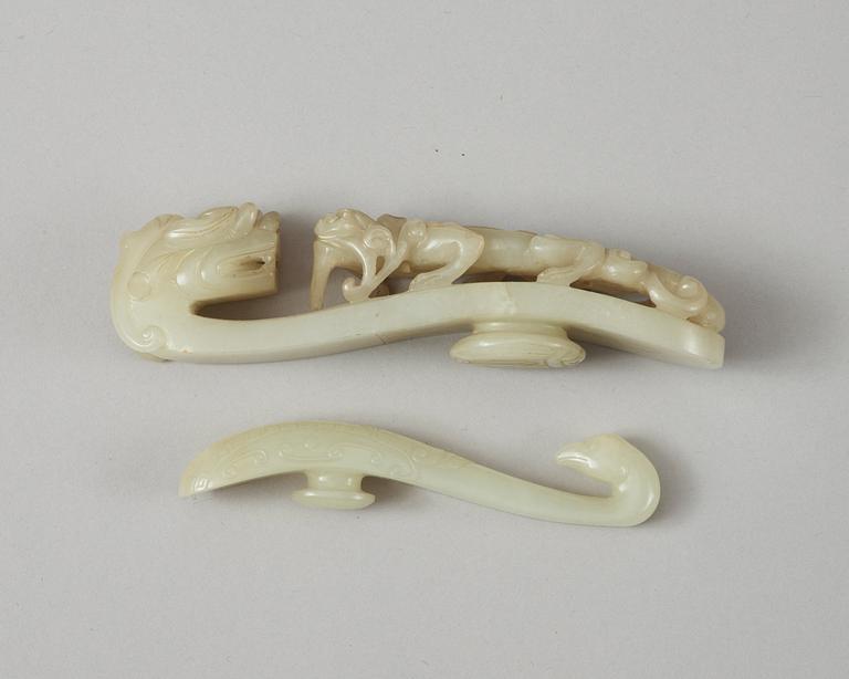 Two carved nephrite belt buckles, Qing dynasty (1644-1912).