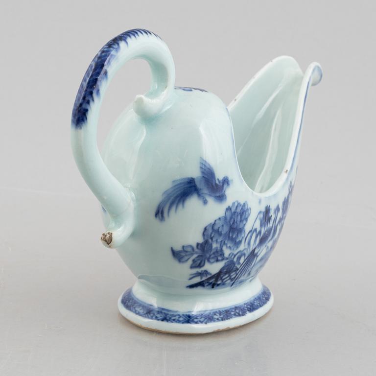 A blue and white ewer, Qing dynasty, 18th century.