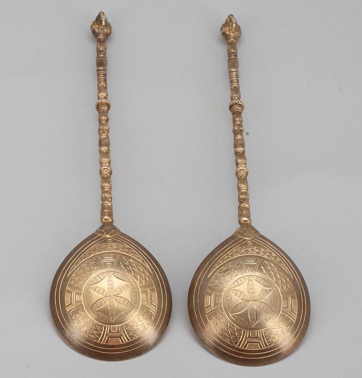ETT PAR SUPSKEDAR, förgyllt silver. Stockholm 1916. Vikt 172 g.