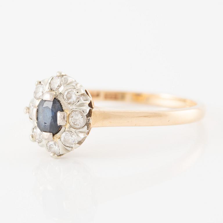 Ring, 18K guld med liten safir och briljantslipade diamanter.