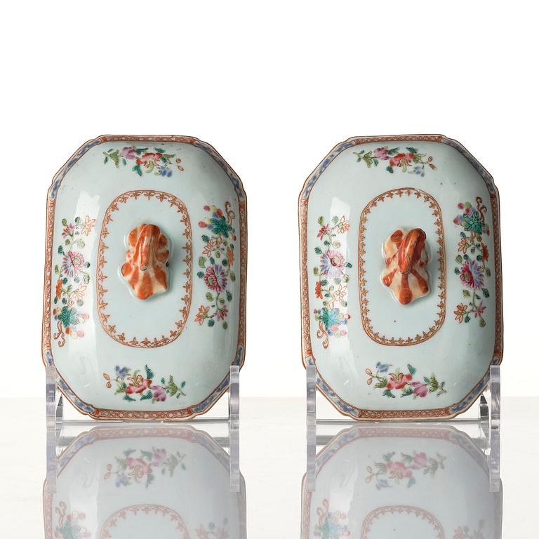 Smörterriner, ett par, porslin. Qingdynastin, Qianlong (1736-95).