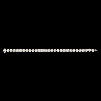 990. A diamond, total carat weight 24.28 cts, bracelet. Quality circa M-N/VS.