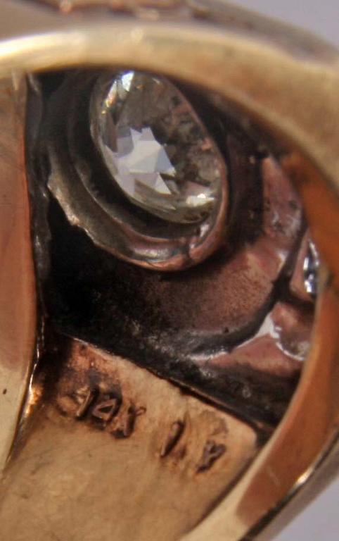 RING, vitt o rött guld 10-14 K, emalj o gammalslipad diamant ca 1,0 carat.