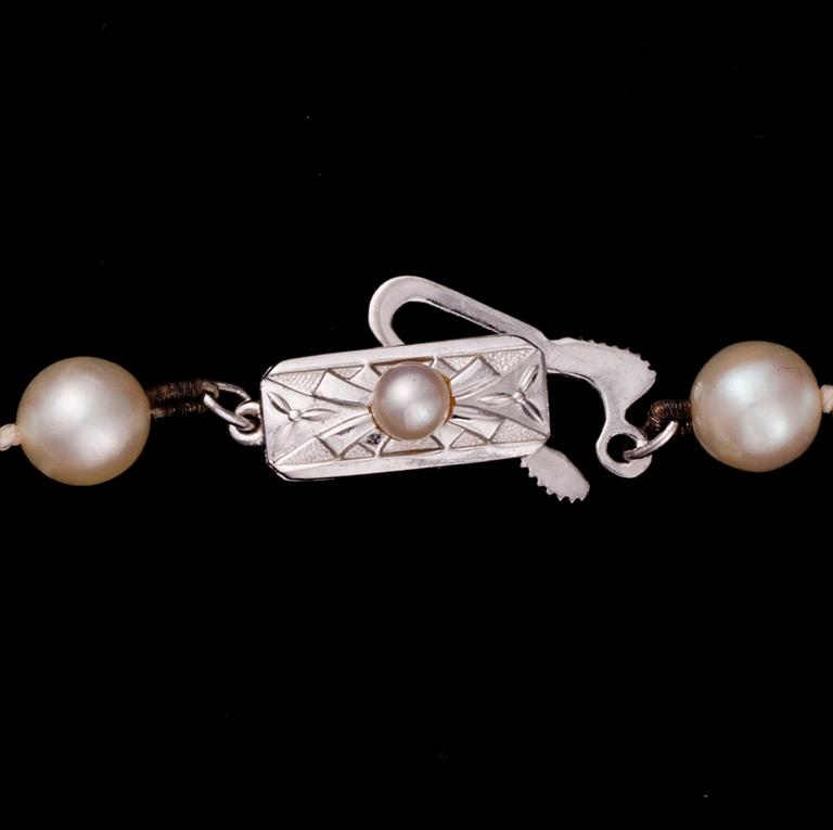 PÄRLCOLLIER, graderade, silverlås med pärldekor. 1900-talets senare hälft.