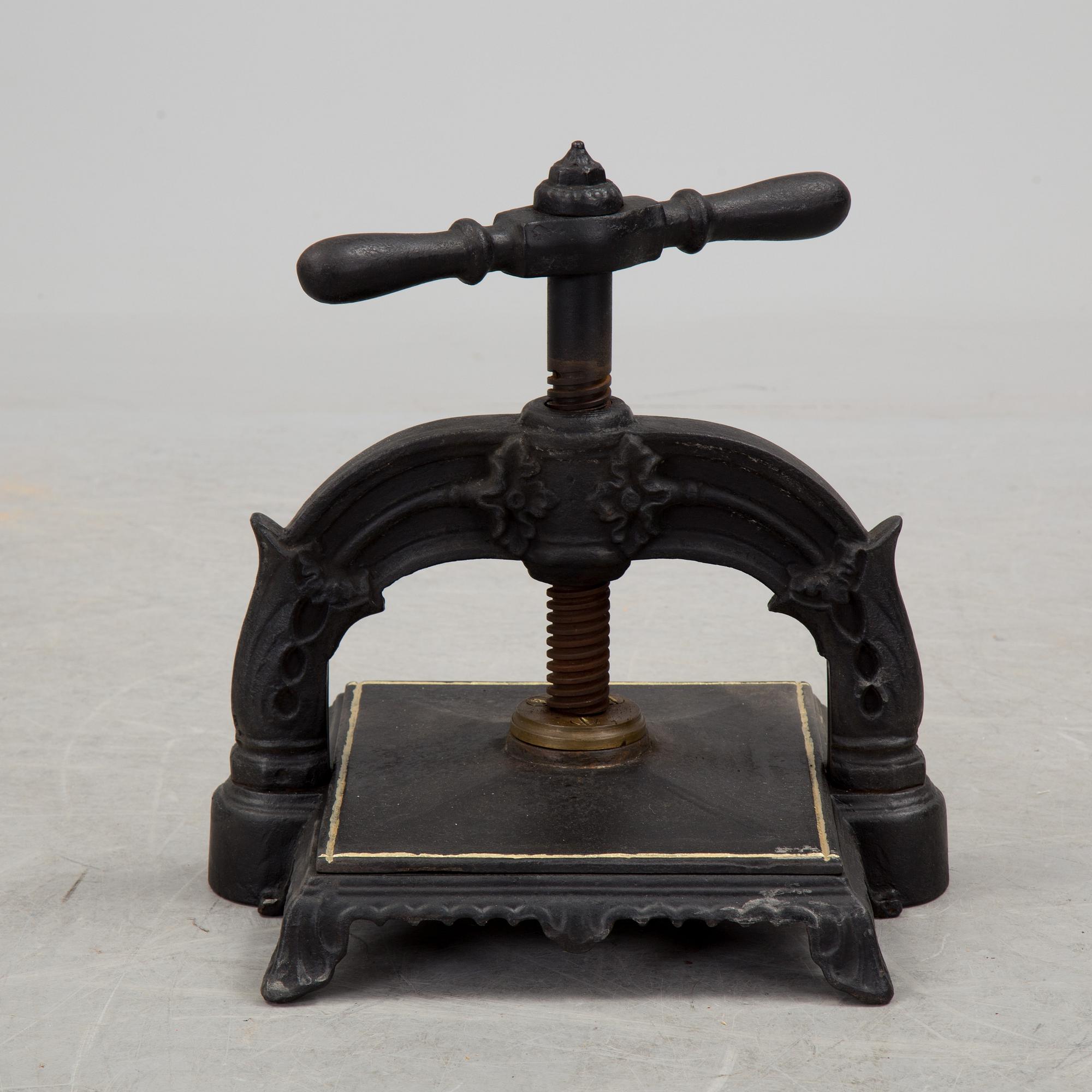 A cast iron bookbinders press from around year 1900.