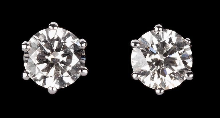 ÖRHÄNGEN, vardera briljantslipad diamant, 1.02 ct resp. 1.03 ct.