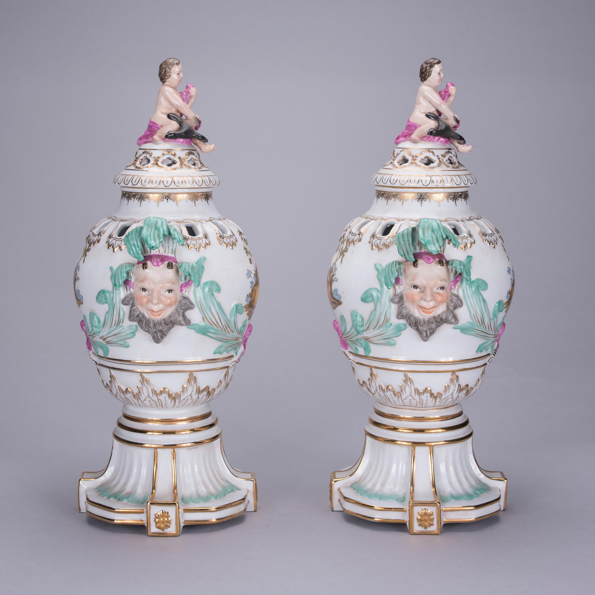 LOCKURNOR, ett par, porslin, Meissen-liknande märke, 1900-tal.