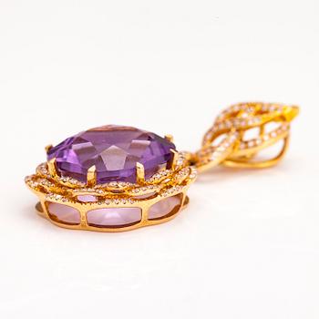 An 18K gold pendant with an amethyst and diamonds ca. 0.48 ct in total.