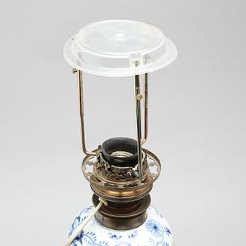 A pair of "Zwiebelmuster" lamps, made by Meissen in the first half of the 20th century.