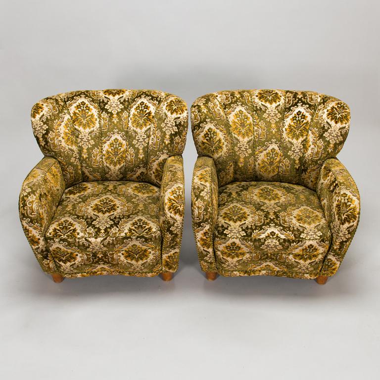 A pair of 1950s armchairs.