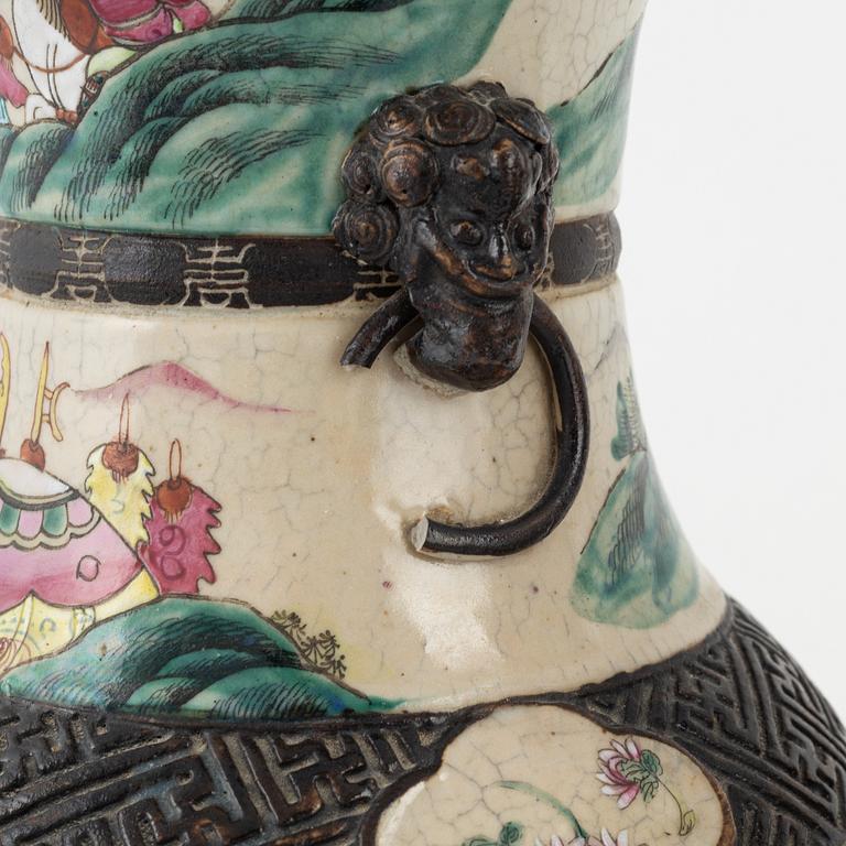 A pair of vases, late Qing dynasty, around 1900.