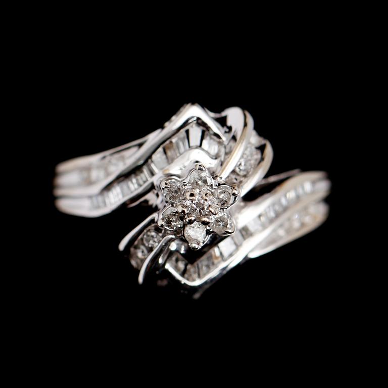 RING, 10 k vitguld, diamanter ca 0.75 ct.