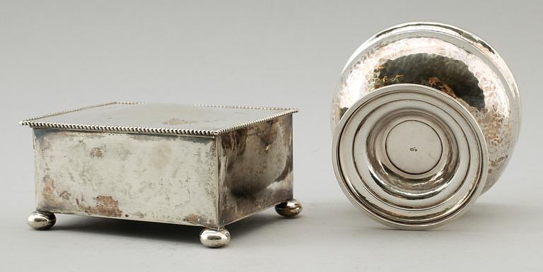 CIGARETTSKRIN samt LOCKSKÅL, silver, 1900-talets första hälft. Lockskålens vikt ca 16 gram.