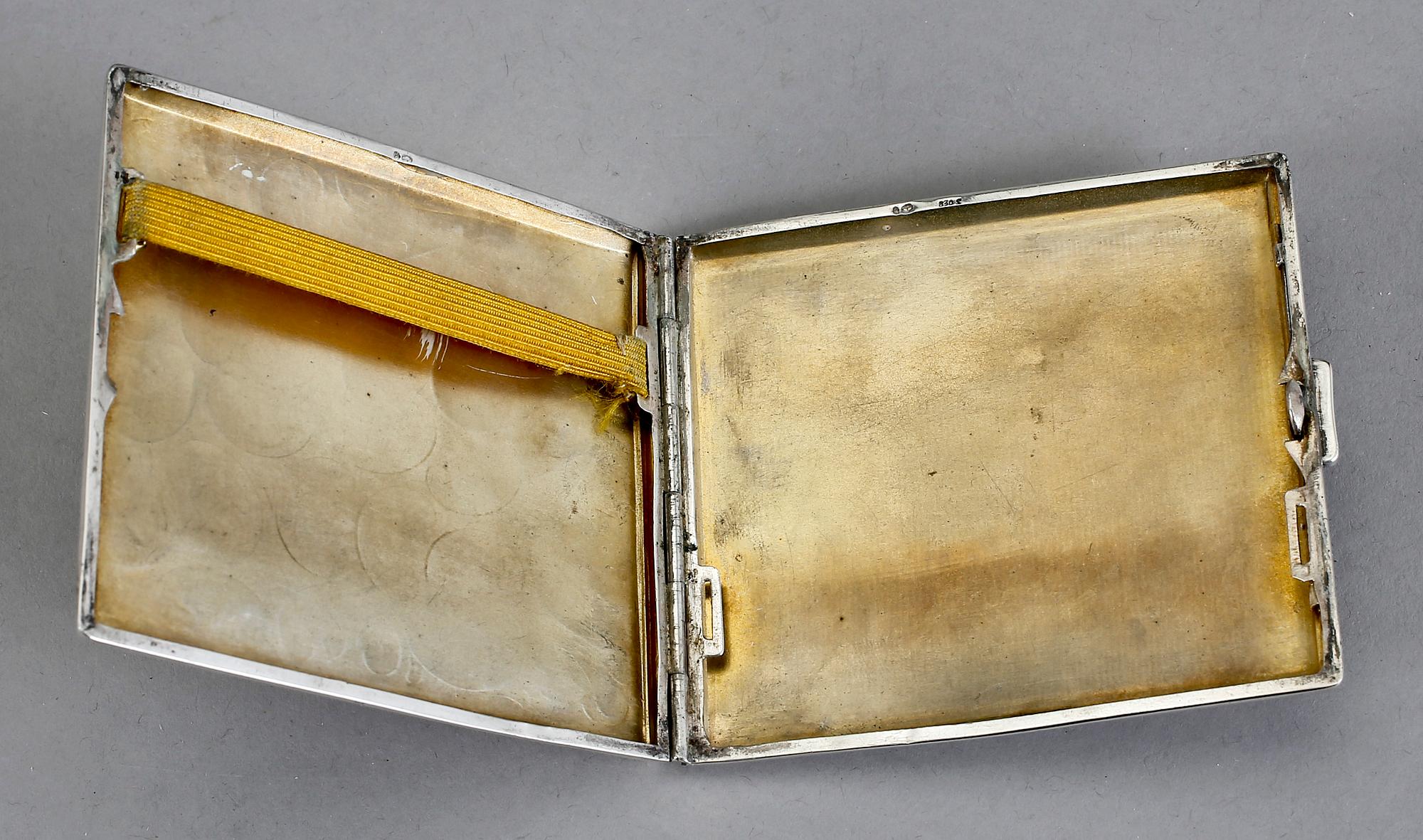CIGARETTETUI och CIGARETTTÄNDARE, silver, 1900-talets första hälft.