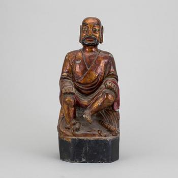 STATYETT, lackerat trä, Kina 1800-tal.