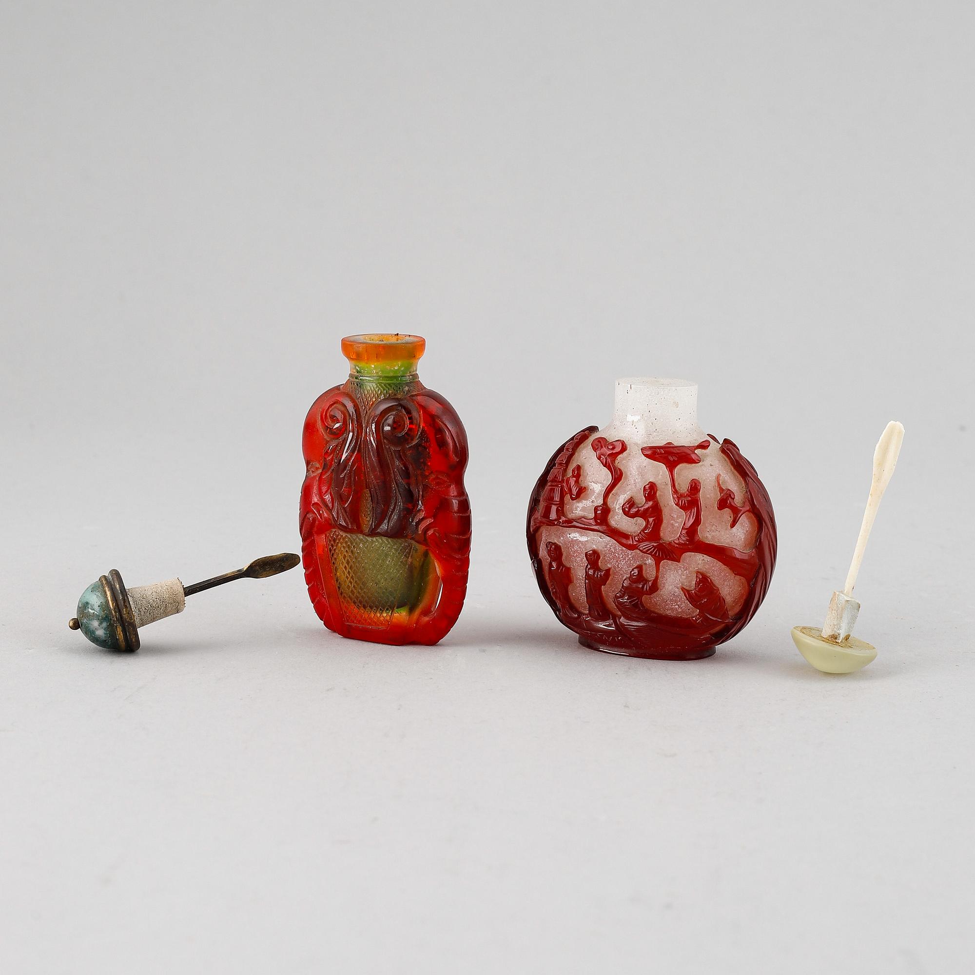 A set of two peking glass snuff bottles with stoppers, Qing dynasty, 20th Century.