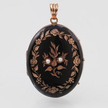 HÄNGE/BERLOCK, låghaltigt guld med svart emalj samt 2 odlade pärlor. Vikt 12,3 gram.