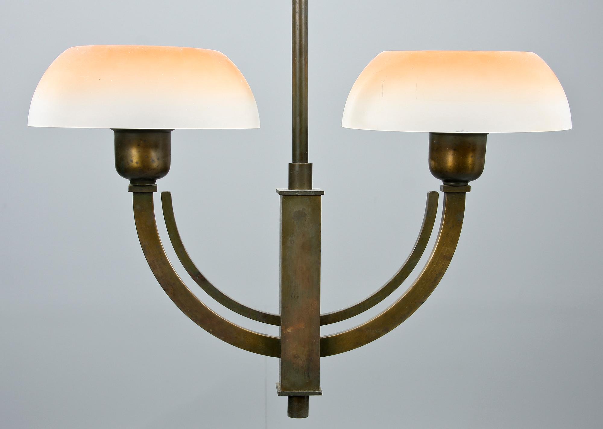 TAKLAMPA, brons, 1900-talets första årtionden. H 90.