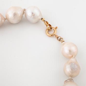 A cultured pearl necklace.