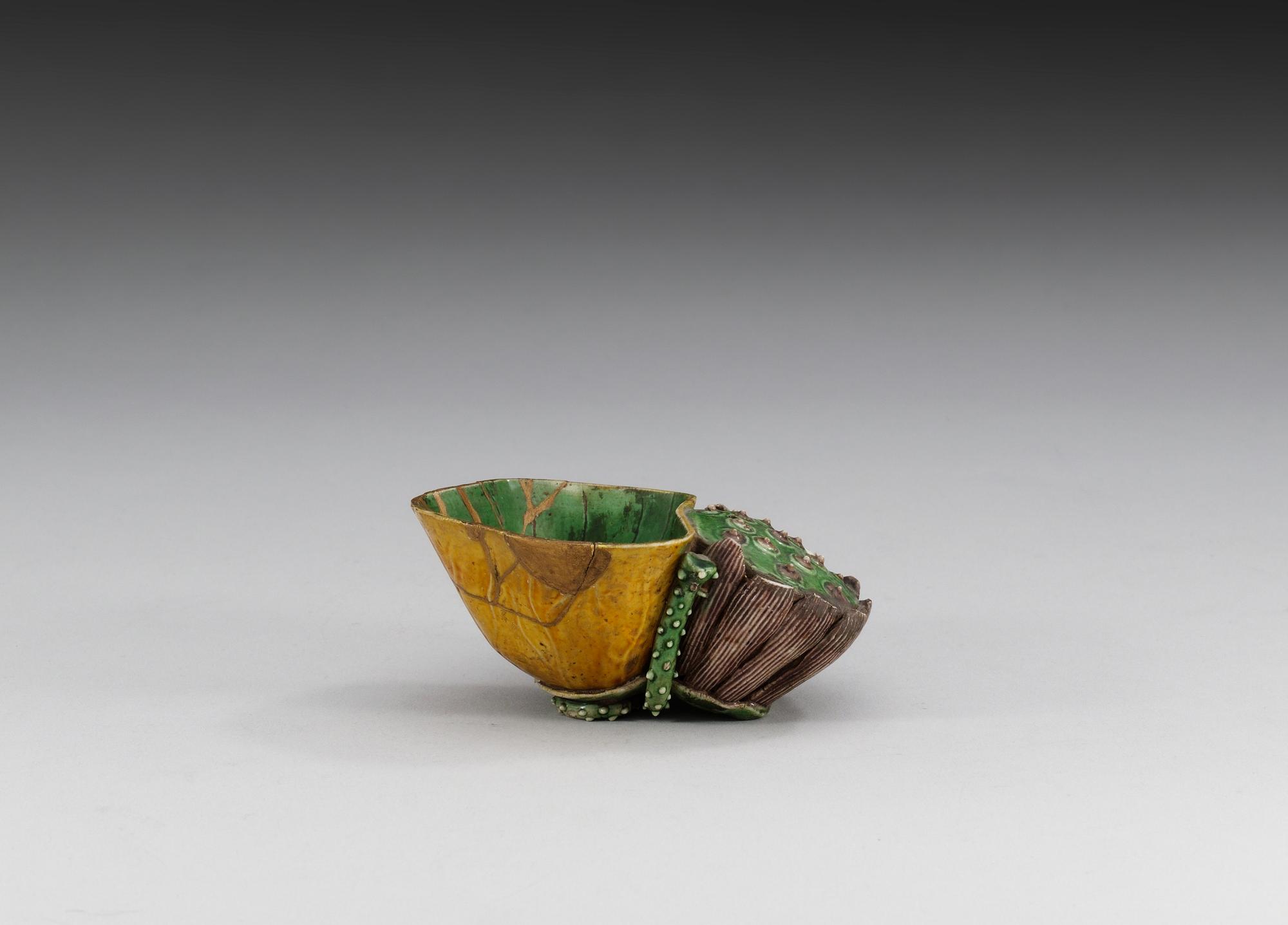 Penselbad, biskvi. Qing dynastin, Kangxi (1662-1722). I form av en lotusknopp.