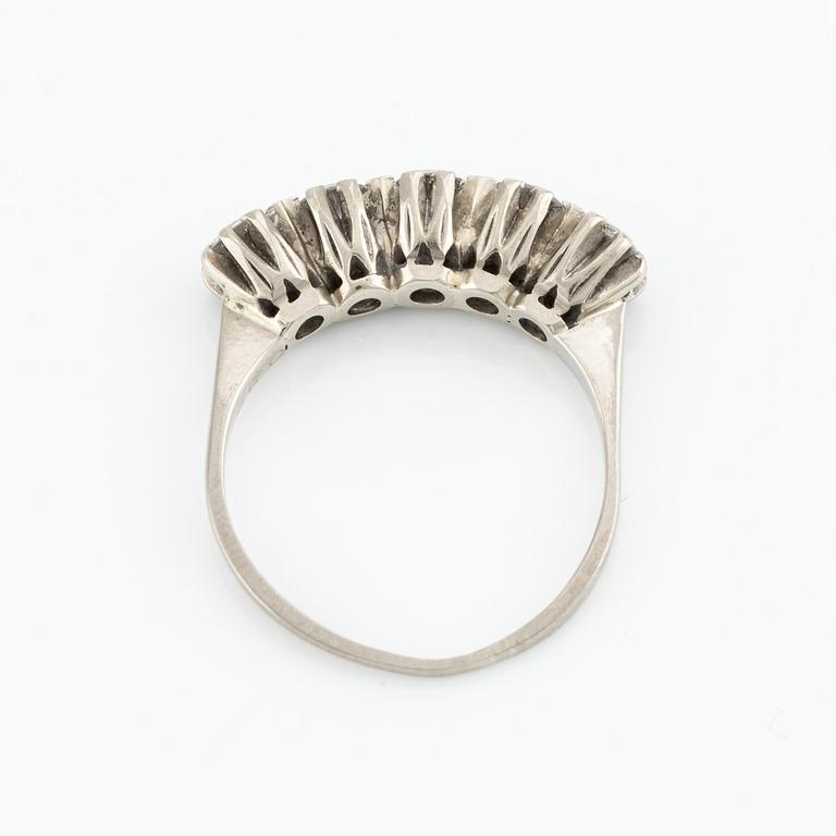 Ring, alliance, 18K white gold with brilliant-cut diamonds.