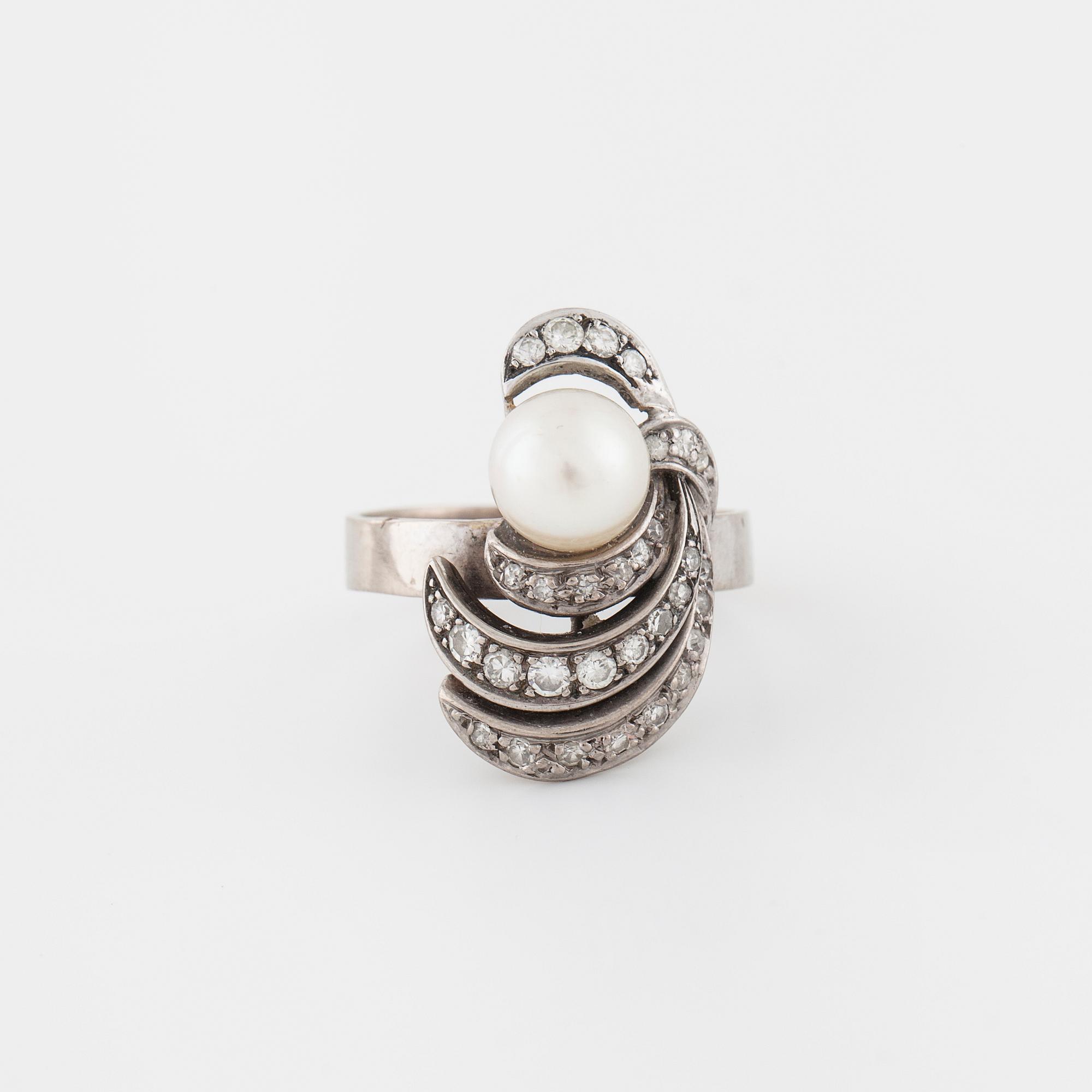 RING, med odlad pärla och diamanter.