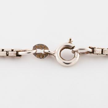 THERESIA HVORSLEV, för Mema, Lidköping, 1979, en brosch samt ett par örhängen.