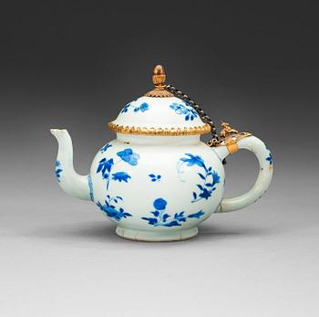 A blue and white teapot with cover. Qing dynasty Kangxi 1662-1722. With Kangxis six characters mark.