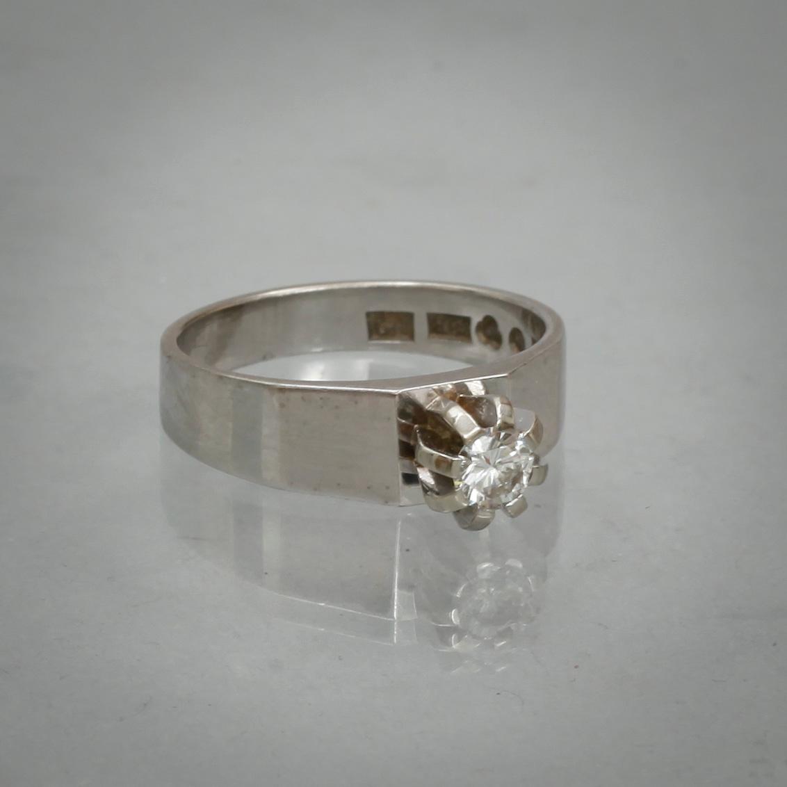 RING, 18k vitguld med briljantslipad diamant tot ca 0,22 ct enligt gravyr. Vikt 5,5 g.