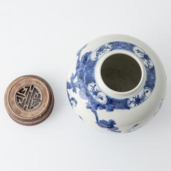 A blue-and white ginger pot, 19th century.