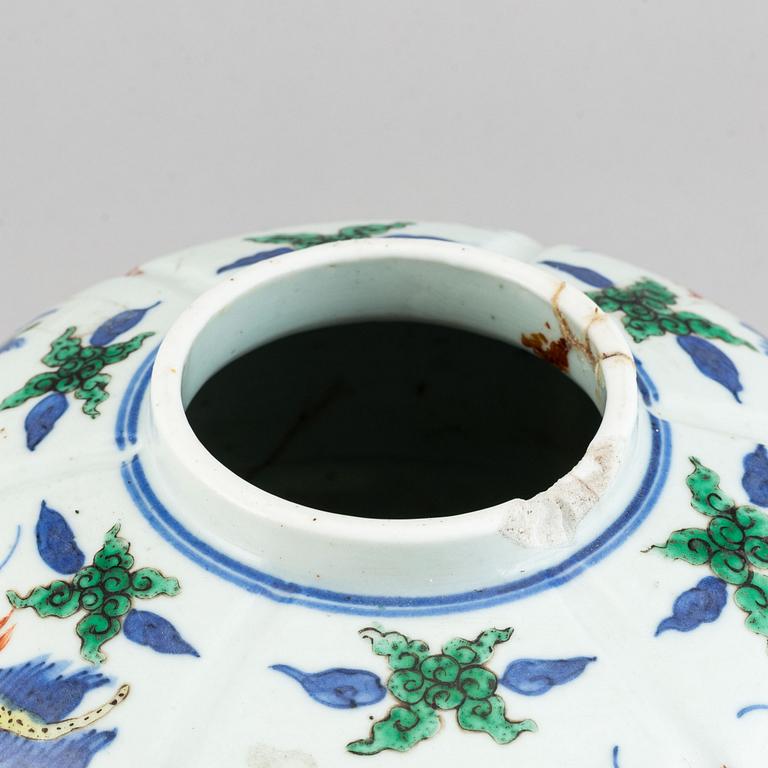 A Chinese wucai vase with cover, early 20th century.