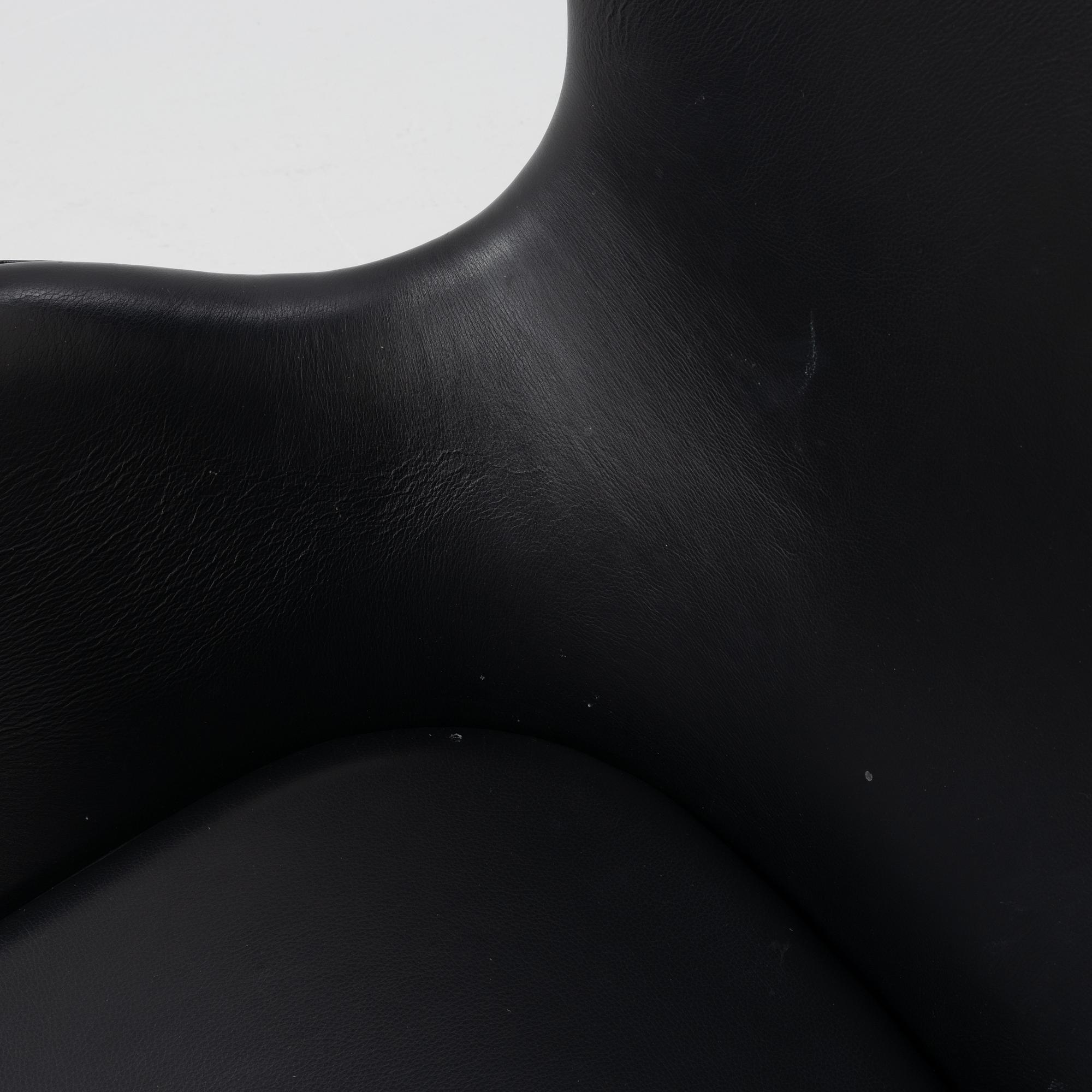 Arne Jacobsen, a black leather 'Egg' lounge chair from Fritz Hansen, Denmark.