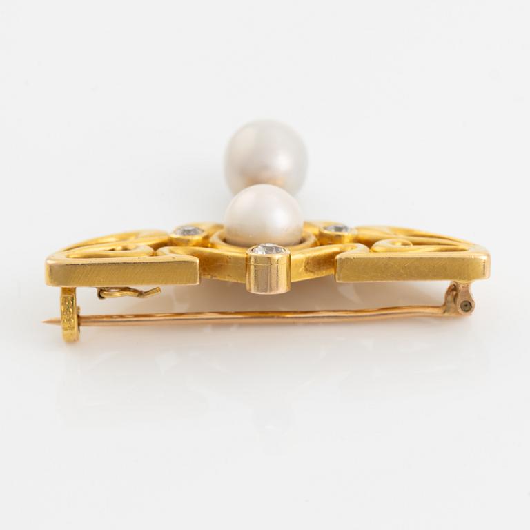 A brooch in 14K gold with pearls and old-cut diamonds.