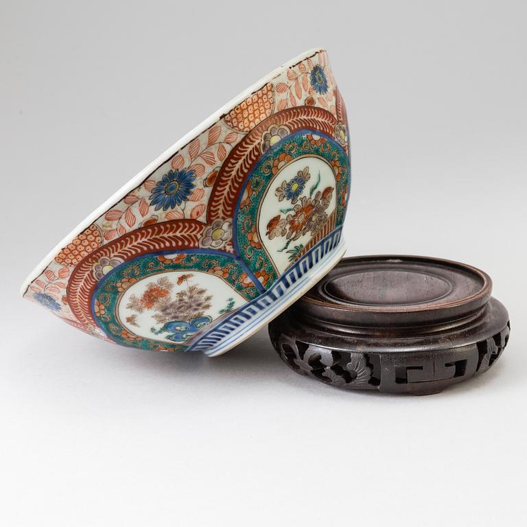 A set of fan-shaped bowls and a larger bowl, Japan, Meiji (1868-1911).