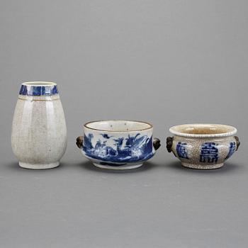 RÖKELSEKAR och VAS, 3 st, porslin, Kina, 1800/1900.