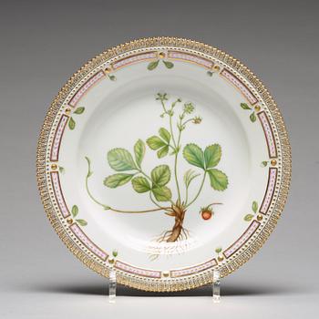 A set of 12 large Royal Copenhagen 'Flora Dancia' dinner plates, Denmark, 20th Century.