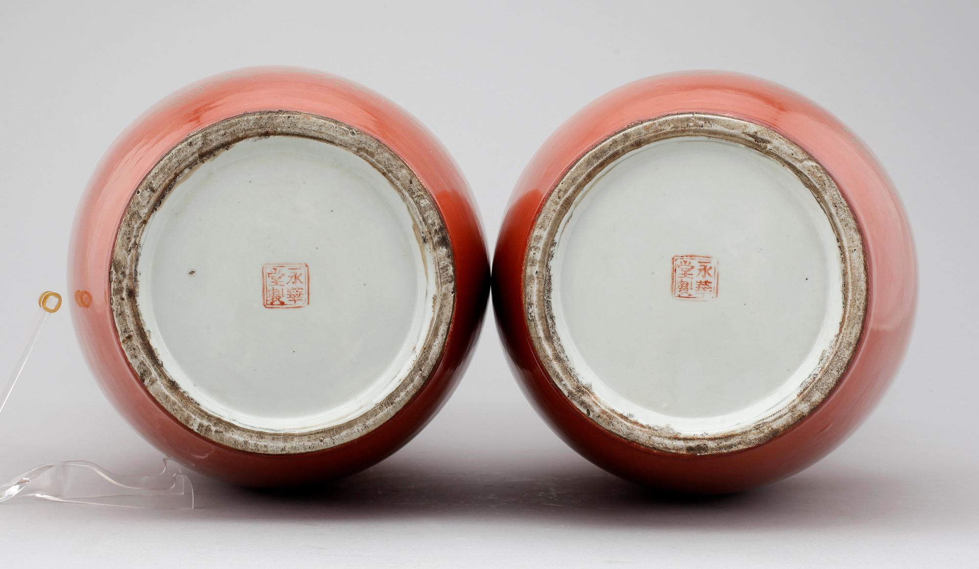 VASER, ett par, porslin, Kina, 1900-talets första hälft.