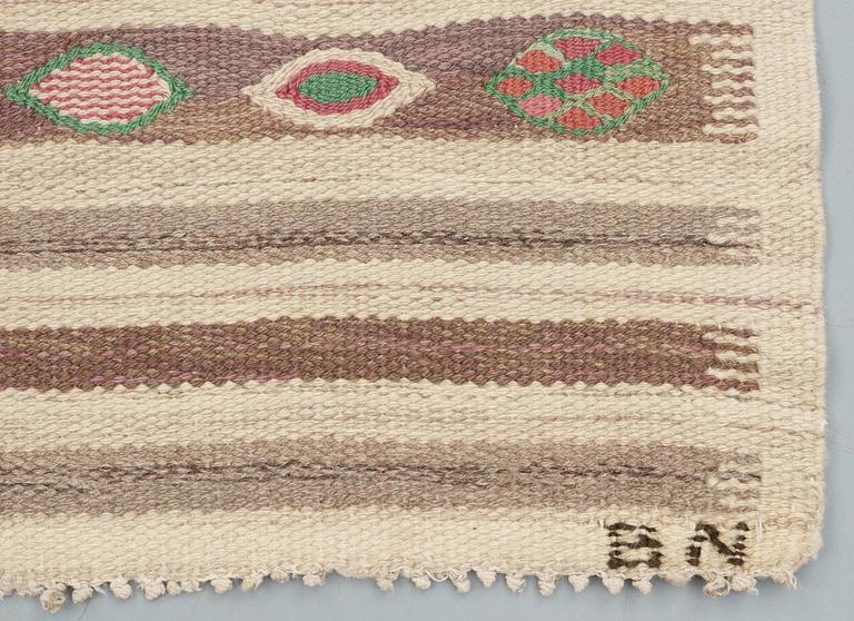 RUG. "Åkerbär, ljus". Tapestry weave (Gobelängteknik). 199 x 125 cm. Signed AB MMF BN.