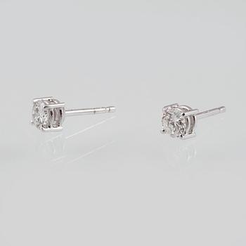 ÖRHÄNGEN, 18K vitguld med briljantslipade diamanter ca 0.62 ct. Vikt 1,6 gram.
