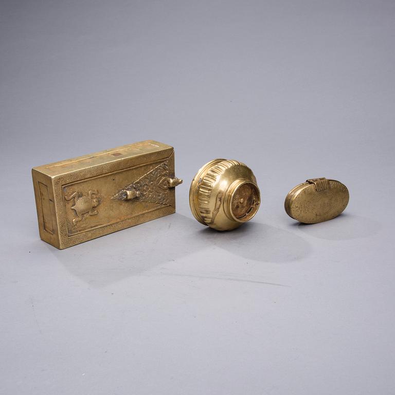 DOSOR, 2 ST, samt SKÅL, mässing, 1700-1900-tal.